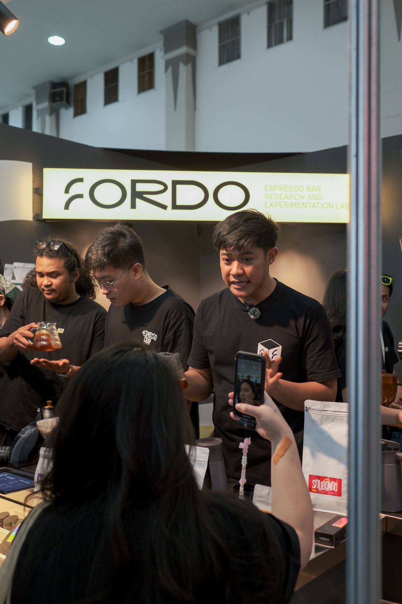 Fordo team with the Petarangan producer holding a 200g green bean sample