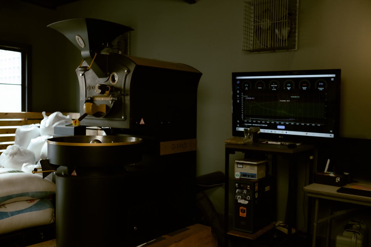 Fordo roastery: Giesen W6A drum with roast-log monitor and green bean sacks